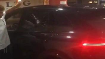 Lo típico que te dejas las llaves dentro del Porsche y lo solucionas... ASÍ