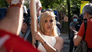 La Policía alemana impide la entrada a la falangista Peralta por llevar esvásticas y propaganda