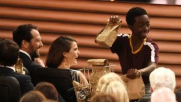 ¿Qué llevaba la bolsa que los niños de 'Stranger Things' repartieron en los Emmy?