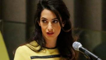 No, Amal Clooney no estaba "luciendo barriguita" en la ONU