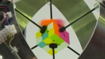 Este robot hace un cubo de Rubik en menos de un segundo
