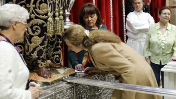 La infanta Elena cumple el rito de besar el pie al Cristo de Medinaceli