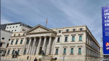 El enorme (y llamativo) cartel al lado del Congreso que los diputados verán sí o sí
