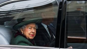 Isabel II, del brazo del príncipe Andrés en la misa por Felipe de Edimburgo