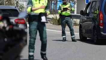 La Guardia Civil advierte del efecto 'vieja del visillo': es peligroso y conlleva multa