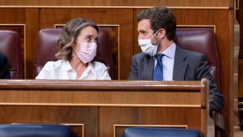 Pablo Casado vuelve a su escaño y lo que hace deja una foto bien llamativa