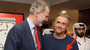 Imposible no fijarse en el símbolo de la camiseta de Luis Enrique cuando saludó al rey