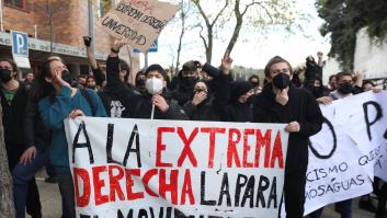 El movimiento estudiantil frena a Ortega Smith y la presentación de la Plataforma 711 al grito de "¡aquí están los antifascistas!"