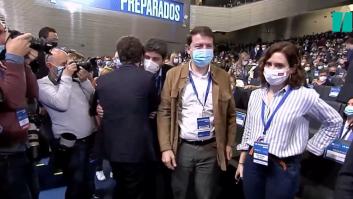 Casado saluda a Ayuso en el Congreso del PP y lo que hace ella después es impagable