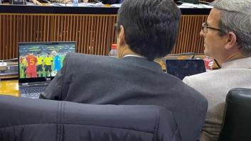 Moreno da un "tirón de orejas" a los consejeros que vieron el partido de España desde el escaño