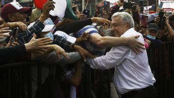 López Obrador se da un baño de masas en Ciudad de México: "El amor con amor se paga"