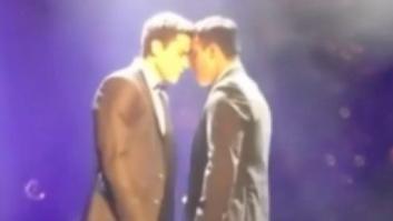 El tórrido baile de Álex González y Miguel Ángel Silvestre en la fiesta de 'Dolor y gloria' de Pedro Almodóvar