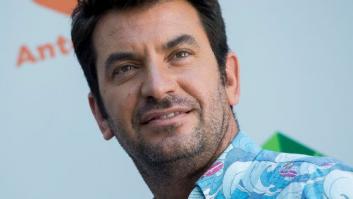 Arturo Valls pierde la cabeza (literalmente) con el éxito de audiencia de 'Me resbala'