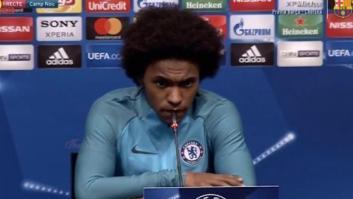 Incredulidad por lo que hace el traductor de Barça TV en esta rueda de prensa