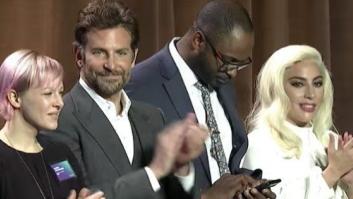 Lady Gaga, pillada cotilleando el móvil de su compañero en la comida de nominados al Oscar