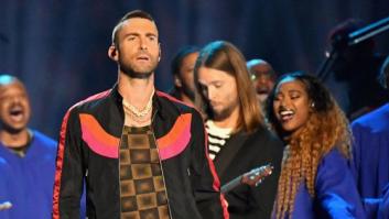 Todo el mundo le ha encontrado el mismo parecido a la camiseta de Adam Levine (Maroon 5) en la Super Bowl