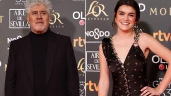 El beso de Amaia Romero ('OT') y Pedro Almodóvar en la alfombra roja de los Goya