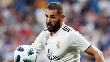 Benzema la vuelve a liar conduciendo con una mano mientras se graba con la otra