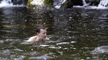 El veraneo de los políticos: baños en la playa, lecturas y pregones de fiestas