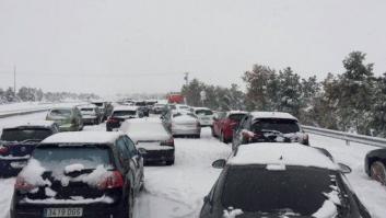El Ejército libera a miles de personas en la AP-6 tras varias horas atrapadas en sus coches por la nieve