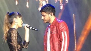 Aitana y Cepeda se besan delante de 60.000 personas en el concierto de OT en el Santiago Bernabéu