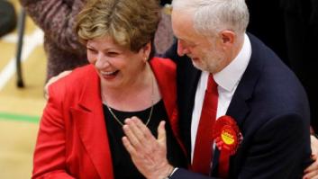 Corbyn protagoniza el peor 'choca esos cinco' de la historia