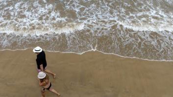 ¿Por qué los gijonenses dicen que la playa de su ciudad se ha llenado, literalmente, de mierda?