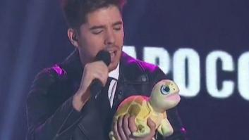Roi arrasa en 'Operación Triunfo' por salir a actuar con 'sapoconcho de peluche