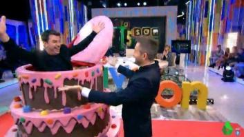 El recado de Arturo Valls a Alberto Chicote al salir de una tarta en 'Zapeando' de La Sexta