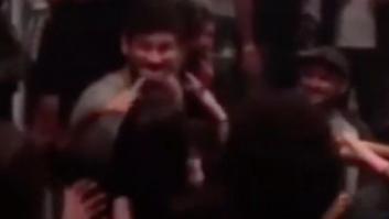 Los amigos de Cepeda le cantan 'Teléfono'... y él sorprende con su reacción