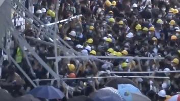 Así han irrumpido los manifestantes en el Consejo Legislativo de Hong Kong