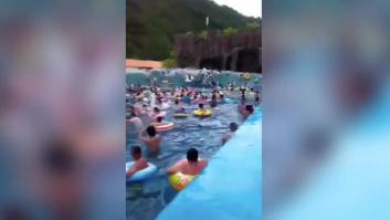 Una máquina de olas de un parque acuático causa un 'tsunami' y deja 44 heridos