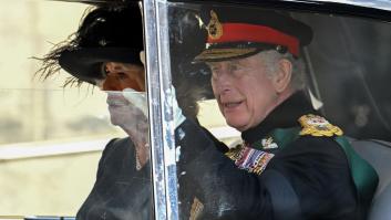 El rey Carlos de Inglaterra y Camilla asisten a la sesión del Parlamento escocés