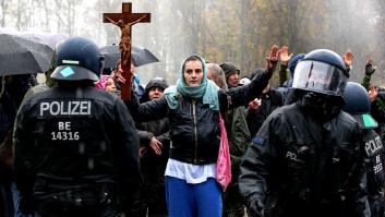 La policía alemana disuelve una manifestación de miles de negacionistas frente al Parlamento