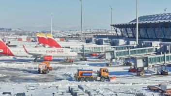 Las increíbles imágenes del aterrizaje de un avión en Barajas tras la nevada