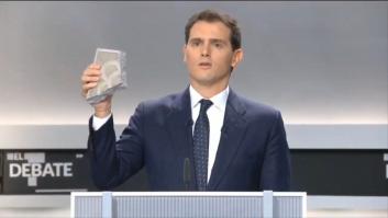"Esto no es un suvenir del Muro de Berlín" Albert Rivera saca un adoquín de Barcelona en el debate
