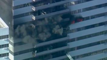 Las impactantes imágenes de un incendio en un rascacielos de los Ángeles