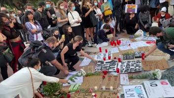 Decenas de personas celebran una vigilia en Barcelona en honor a George Floyd