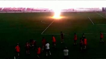 Un rayo impacta sobre un jugador de fútbol mientras entrenaba