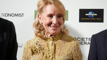 Esperanza Aguirre saca la cartera y el color de su tarjeta de crédito deja alucinados a todos