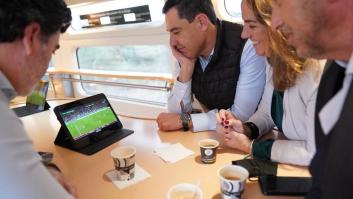 Juanma Moreno sube esta foto a Twitter y todo todo todo el mundo se fija en lo mismo