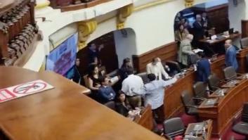 Un congresista próximo a Pedro Castillo agrede en el Congreso de Perú a un miembro de la oposición