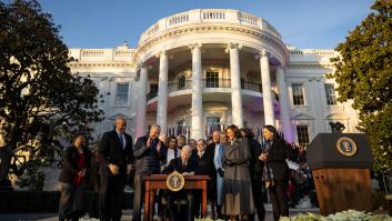 Biden firma la ley que blinda el matrimonio gay, junto a Cyndi Lauper entonando 'True Colors'