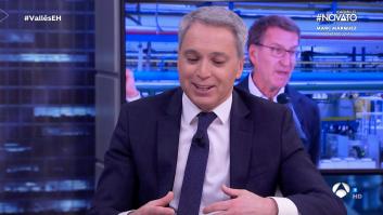Pablo Motos le suelta a Vicente Vallés un "¿cómo va Feijóo?" : primero responde y luego se ríe