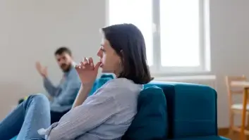 "Mi marido y yo hicimos un trío y ahora no para de hablar con ella"