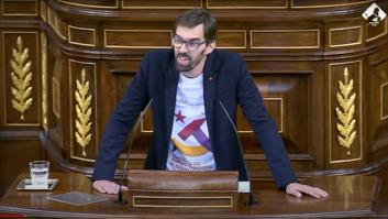 Uno de Podemos lleva la hoz y el martillo y a otro de Vox le llaman la atención por lo que hace
