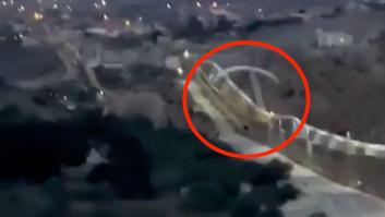 Un migrante cruza la valla de Melilla en parapente