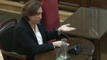 Colau coloca una placa para recordar la "represión franquista" frente a la Jefatura Superior de Policía