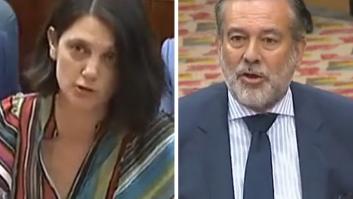 A un consejero del PSOE le llaman "maricón", él lo denuncia y una del PP le hace este gesto