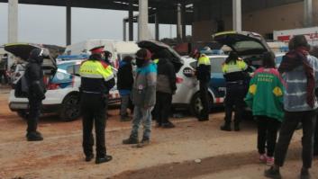 Cachondeo con la delirante imagen que se ha producido en el desalojo de la 'rave' de Llinars: se ve en la foto